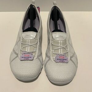 Skechers Breathe Easy Relaxed Fit Slip On Sneakers Women’s 11 White Memory Foam